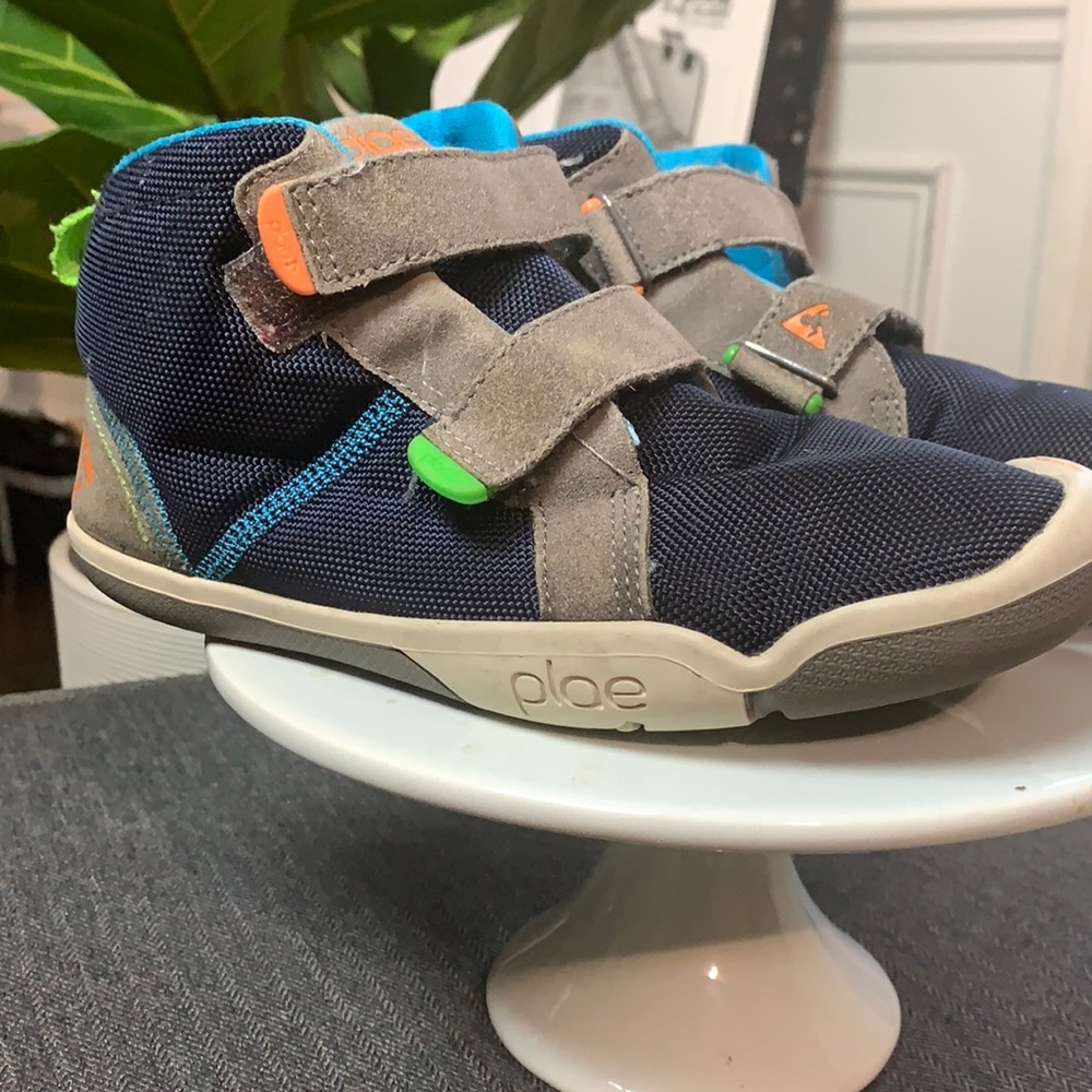 Boys size 2.5 Blue Plae sneakers